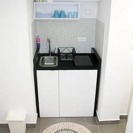 Issa Apartment Split